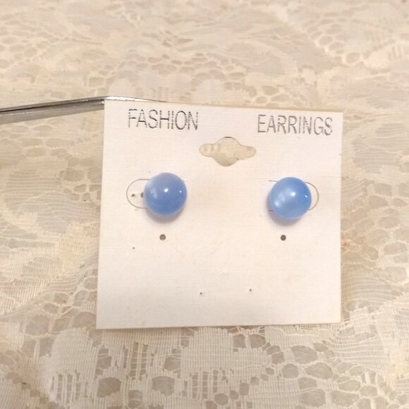 Vintage Womens Classic Light Blue Beads Round Stud Earrings Timeless VTG Jewelry - Picture 2 of 6